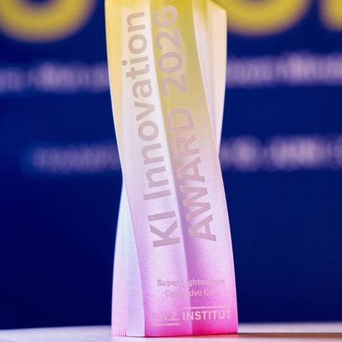 Die Trophäe des KI Innovation Award 2026 mit der Gravur „Super Lightweight“