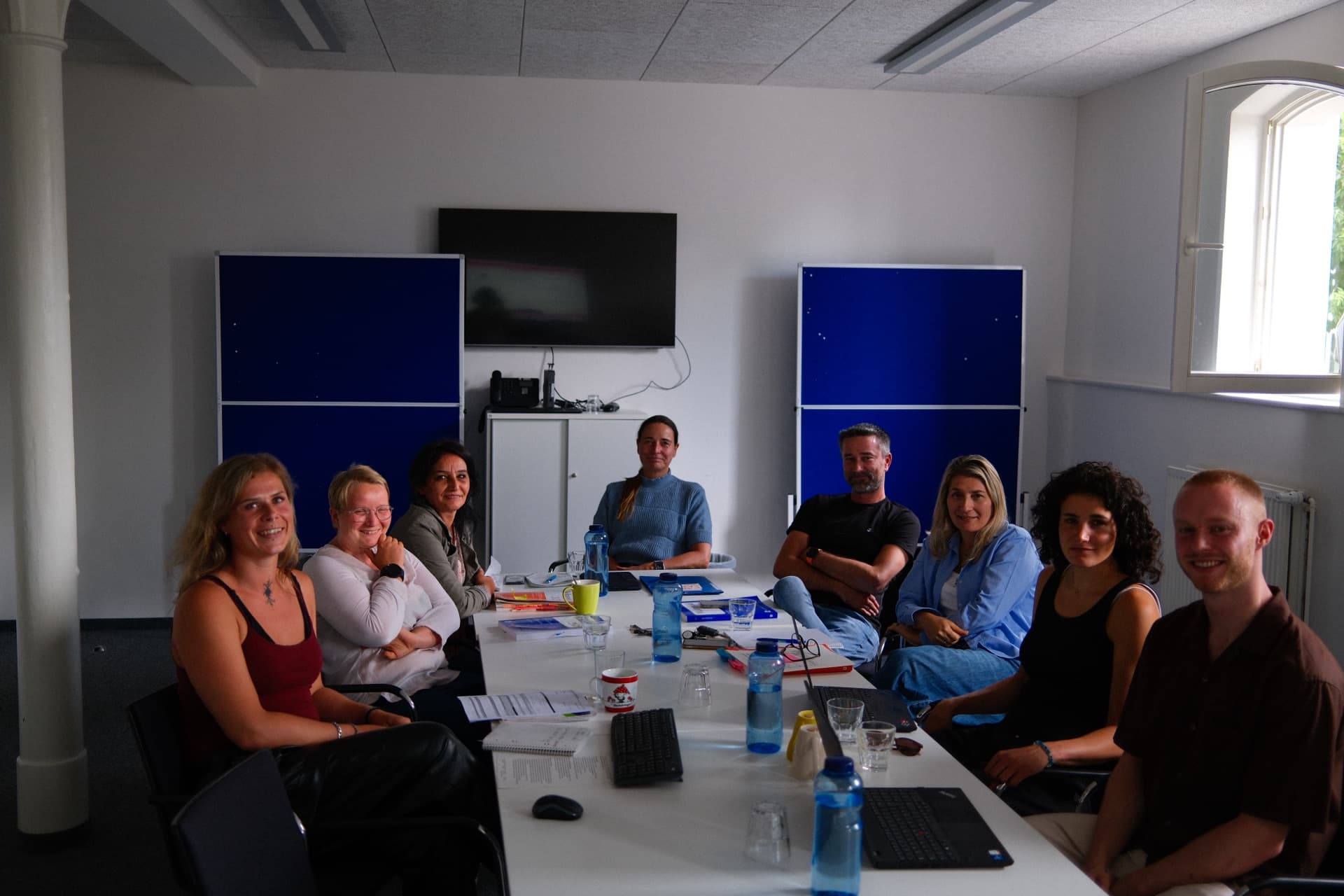 Arbeitstreffen in Tübingen: Mitarbeitende der Stadt und das OpenAdvo-Team sitzen gemeinsam an einem Besprechungstisch.